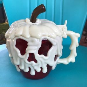 DISNEY SNOW WHITE POISON APPLE MUG